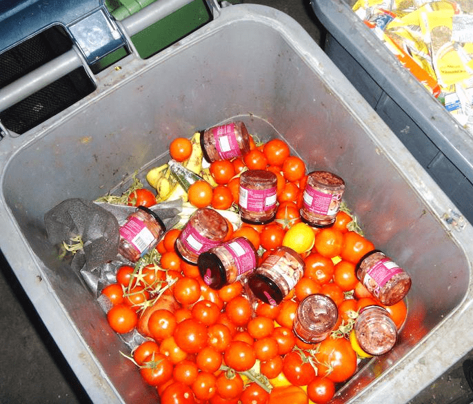 Tomates dans une poubelle